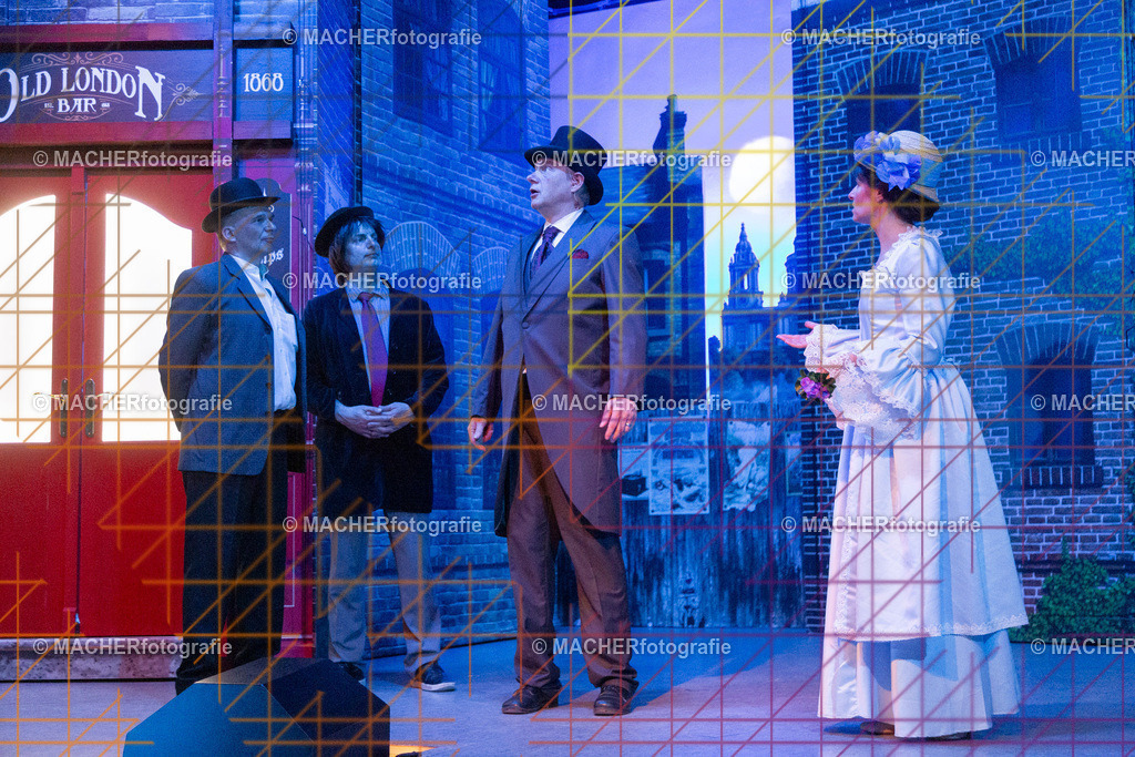 364_MFL-2025 | Portraitbilder von Regisseur; Darsteller; Techniker; Maske; Kostüme; Chor; Musiker; Bilderserie der Generalprobe und der Premierenvorstellung, Szenenbilder; Ausdrucksstudien; Bühnenüberblick; Bühnenkulissen; Pressefotos inkl. Redaktionsfoto Darstellergruppe.