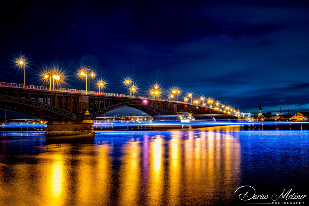 Die Theodor-Heuss-Brücke in Mainz am Abend | Die Theodor-Heuss-Brücke in Mainz am Abend