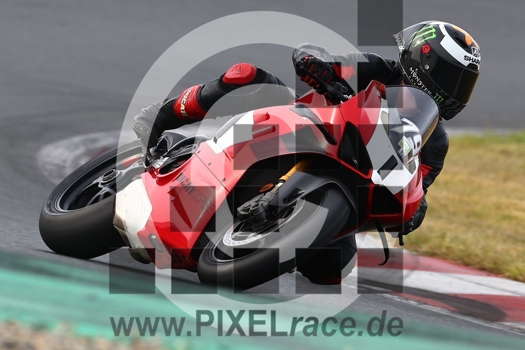 0079-20240913_04434 | Schöne Erinnerungen an spannende Momente - das festzuhalten ist unser Job. PIXELrace.de ist seit 2003 auf den Rennstrecken Europas unterwegs um die Action draußen beim Fahren und die wunderbare Stimmung imm Fahrerlager für euch einzufangen.