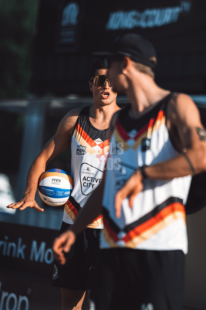 Beachvolleyball | Männer | Queen and King of the Court | Hamburg | 01.06.2024 | im Hintergrund Sven Winter mit Anweisungen an Lukas Pfretzschner im Vordergrund