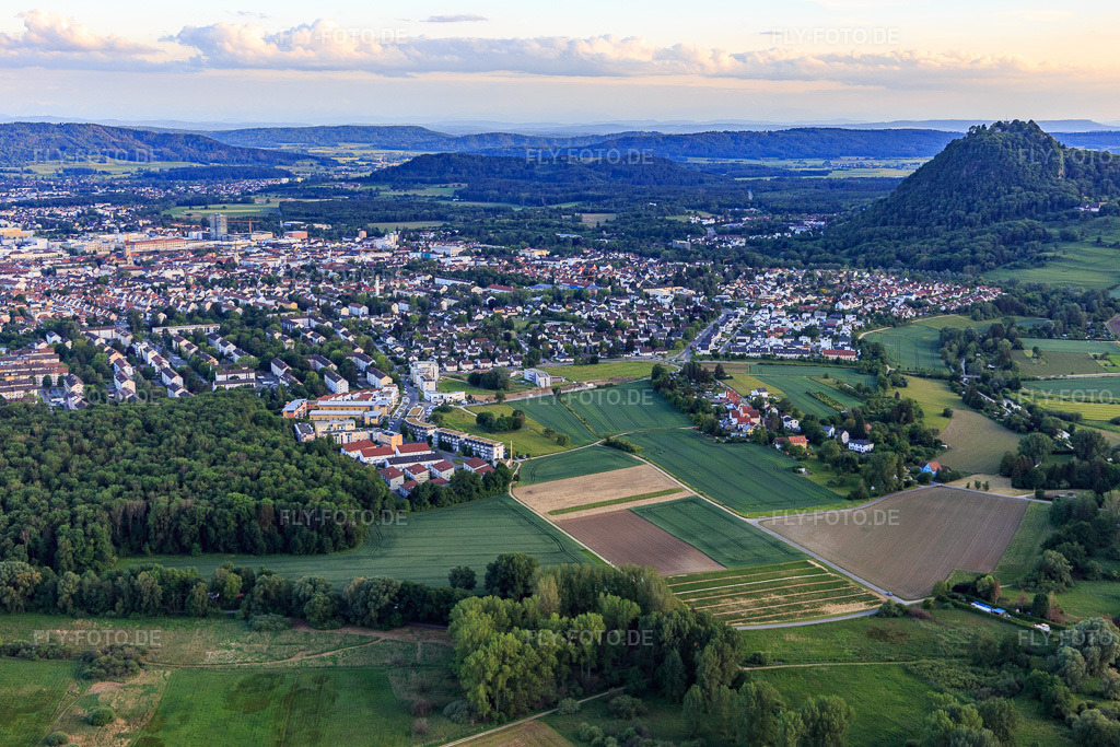 Luftbild: Stadtansicht aus Norden unterm Hohentwiel in Singen im Bundesland Baden-Württemberg in Deutschland. Foto: IMG_131787.jpg vom 25.05.2022 durch Werner Riehm/FLY-FOTO.de