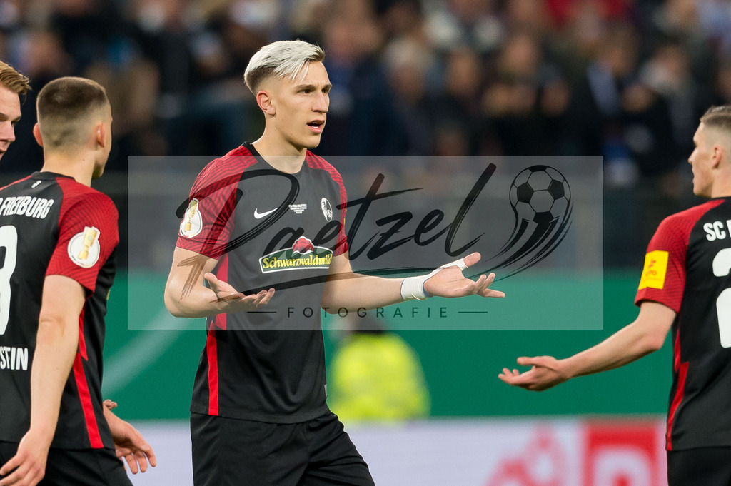 HSVSCF20220419_347 | Fussball, Herren: Nico Schlotterbeck (SC Freiburg) gestikuliert, Gestik beim DFB-Pokal-Halbfinalspiel zwischen Hamburger SV und SC Freiburg im Volksparkstadion am 19.04.2022 in Hamburg, Deutschland.DFB / DFL REGULATIONS PROHIBIT ANY USE OF PHOTOGRAPHS AS IMAGE SEQUENCES AND/OR QUASI-VIDEO. - Realisiert mit Pictrs.com