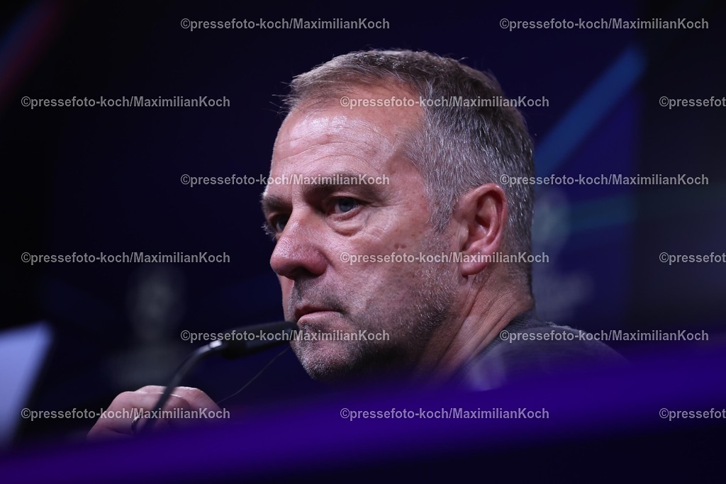 UCL1504251104 | 15.04.2025, Fußball, UEFA Champions League, Borussia Dortmund - FC Barcelona, BVB Stadion, Viertelfinale, Saison 2024 2025: Die Trainer bei der Pressekonferenz nach dem Spiel. Cheftrainer Hansi Flick (FC Barcelona #hc) Regulations prohibit any use of photographs as image sequences and or quasi-video.