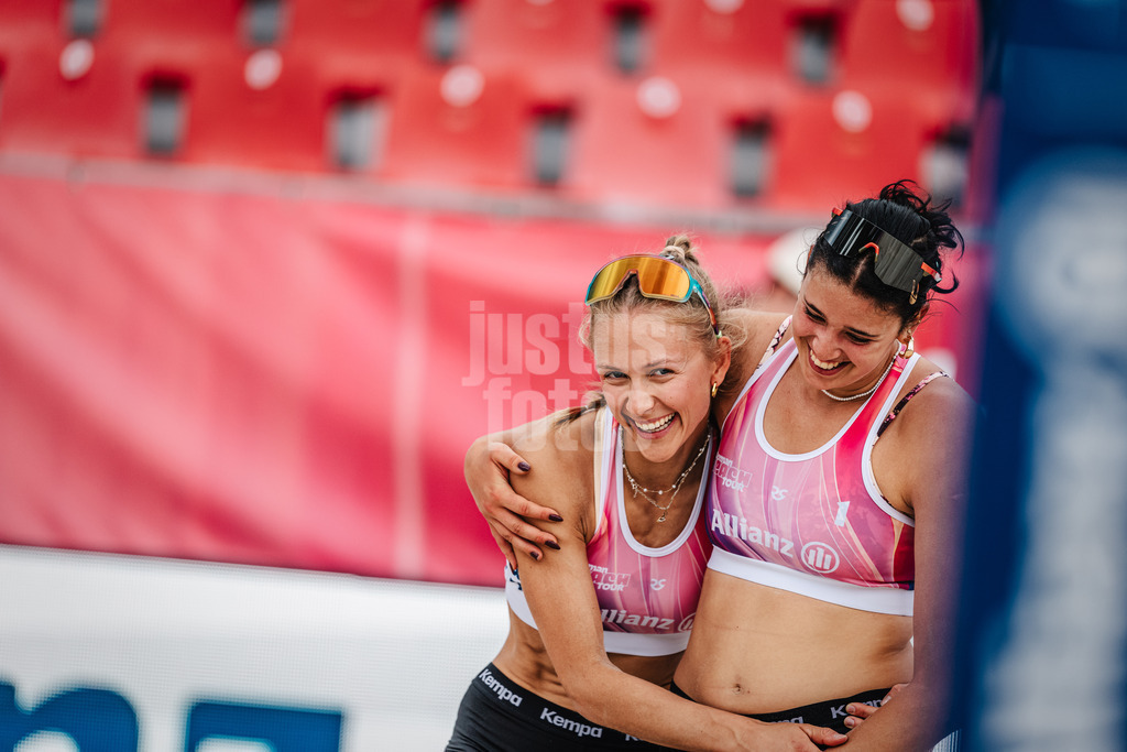 Sportart | Geschlecht | Saison 2022/2023 | Liga | Team1 vs. Team2 | TT.MM.JJJJ | Paula Schürholz (links) und Jannel Uhl (rechts) jubeln nach dem Sieg und nehme sich in den Arm