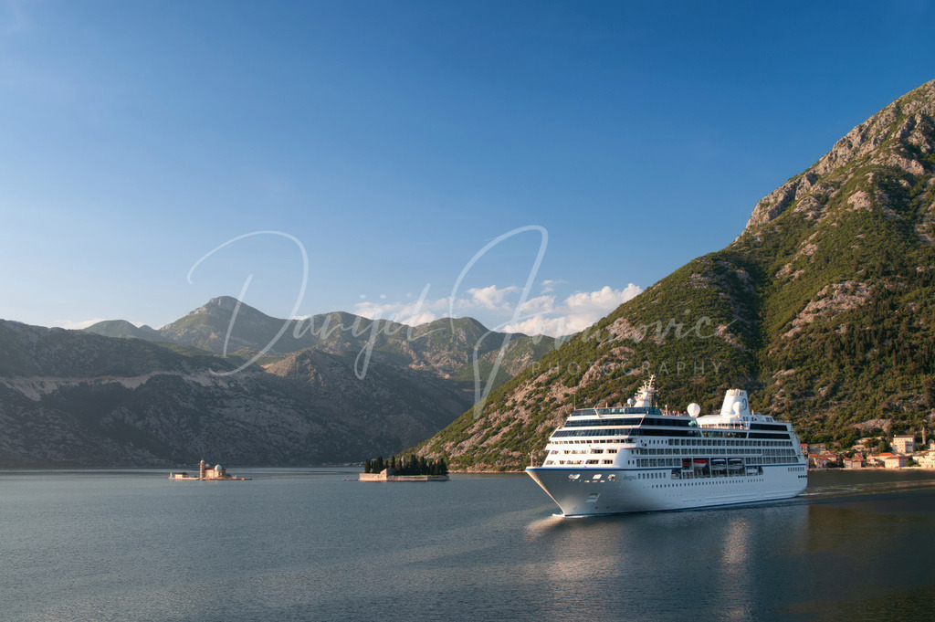 Bay of Kotor | Kreuzfahrtschiff in der Bucht von Kotor