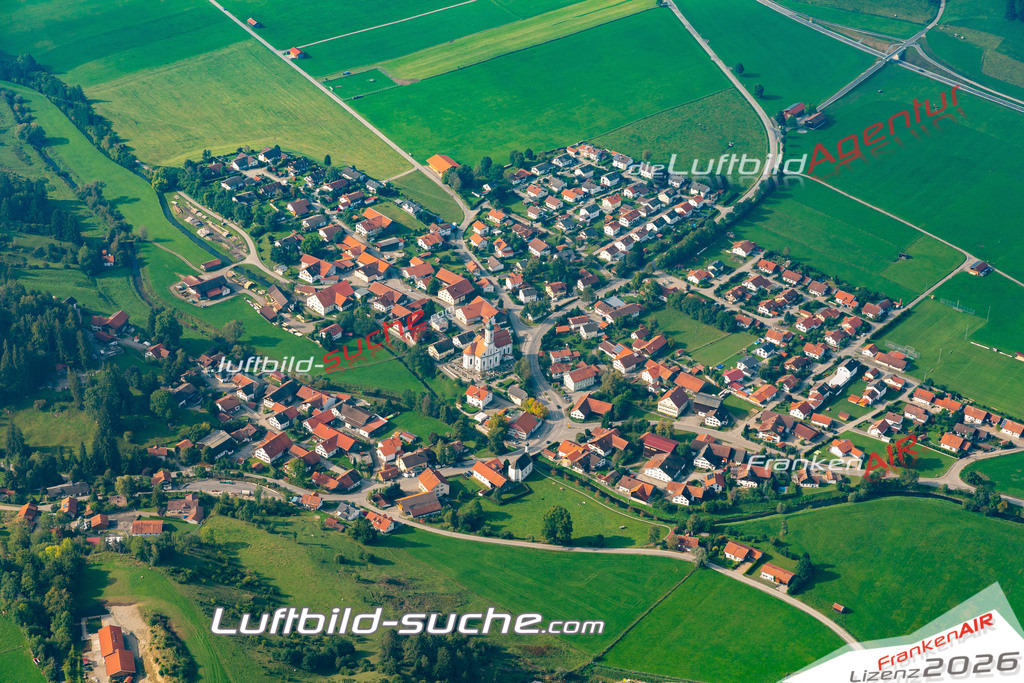 Aktuelles Luftbild von Bertoldshofen  - Die Luftaufnahme wurde 2020 mittels UL-Flugzeug erstellt ( keine Drohne ) - hochauflösende Kamera-Systeme von  Canon -Beste Qualität - Für grossformatige Ausdrucke geeignet. Die Geschenkidee !
