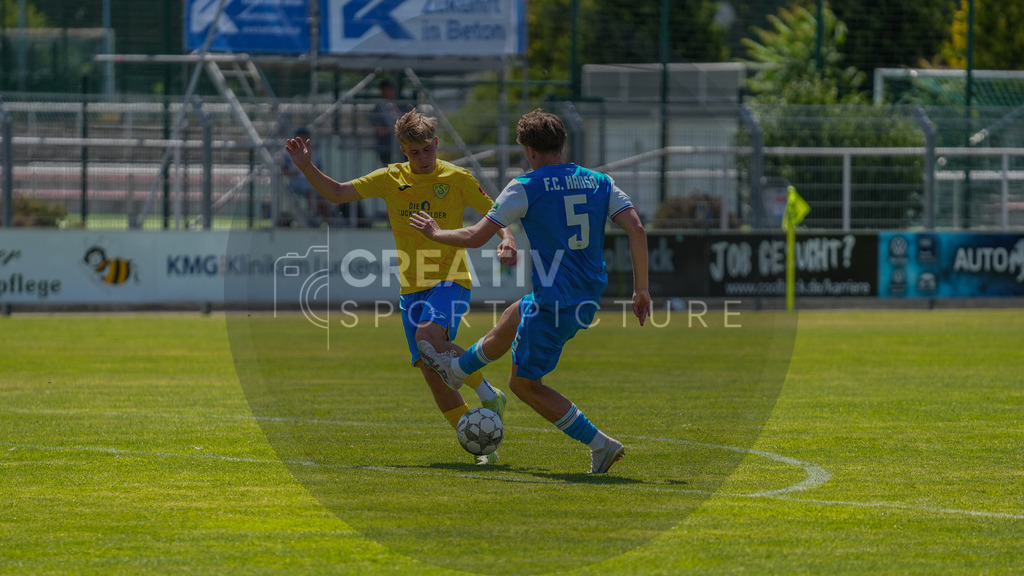 Fußball, Herren, Saison 2025/2026, 3. Luckenwalder Turmpokal, Werner-Seelenbinder-Stadion Luckenwalde, Spiel: FSV 63 Luckenwalde vs. F.C. Hansa Rostock U19,  | Fußball, Herren, Saison 2025/2026, 3. Luckenwalder Turmpokal, Werner-Seelenbinder-Stadion Luckenwalde, Spiel: FSV 63 Luckenwalde vs. F.C. Hansa Rostock U19, Im Bild: Fritz Schröder (l. Luckenwalde) und Jakub Cierach (r. Hansa U19) - Realisiert mit Pictrs.com