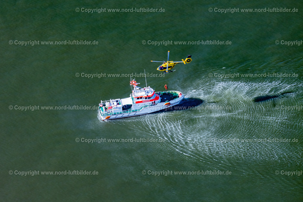 Wilhelmshaven_Sar_Annelise_Kramer_Rettungshubschraber_Adac_ELS_5456050923 | WILHELMSHAVEN 05.09.2023 Spezialschiff der SAR "Annelise Kramer" in Fahrt bei einem Übungseinsatz mit einem Helikopter vom ADAC in Wilhelmshaven auf der Weser vor dem Jade Weserport im Bundesland Niedersachsen, Deutschland. // Special ship of the SAR "Annelise Kramer" in motion during a training mission with a helicopter from the ADAC in Wilhelmshaven on the Weser in front of the Jade Weserport in the state of Lower Saxony, Germany. Foto: Martin Elsen