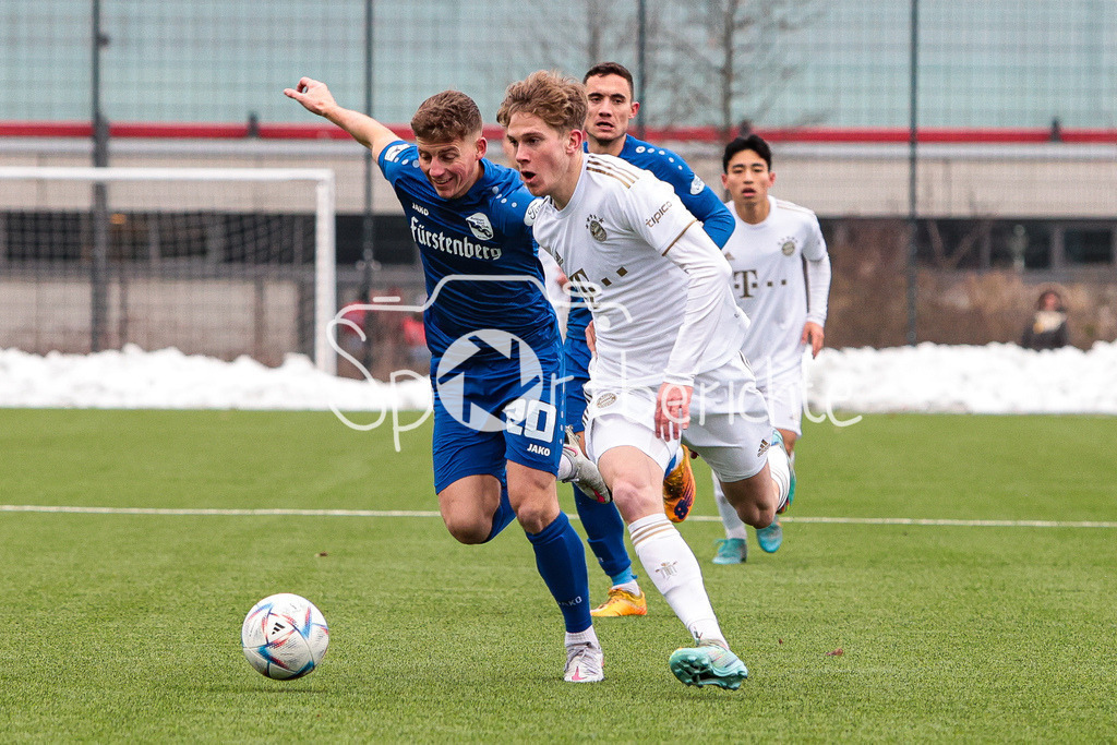 FC Bayern Amateure - Bahlinger SC | Marco BAUER (BSC #20) im Duell mit HEROLD (FCB #3)