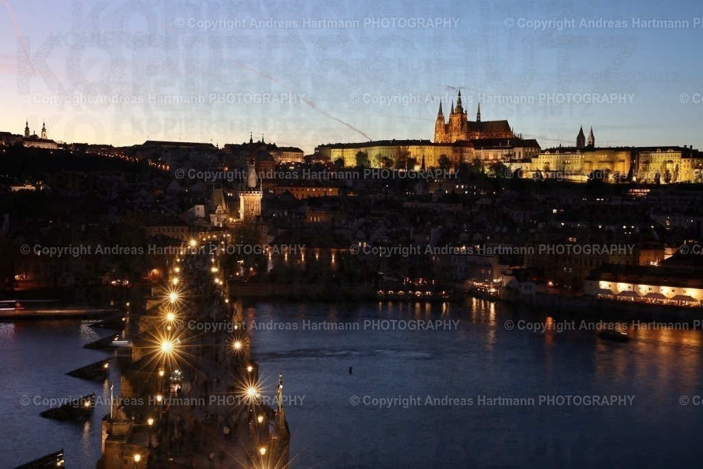 Prager Burg und Karlsbrücke bei Nacht | Prager Burg und Karlsbrücke bei Nacht - Realisiert mit Pictrs.com