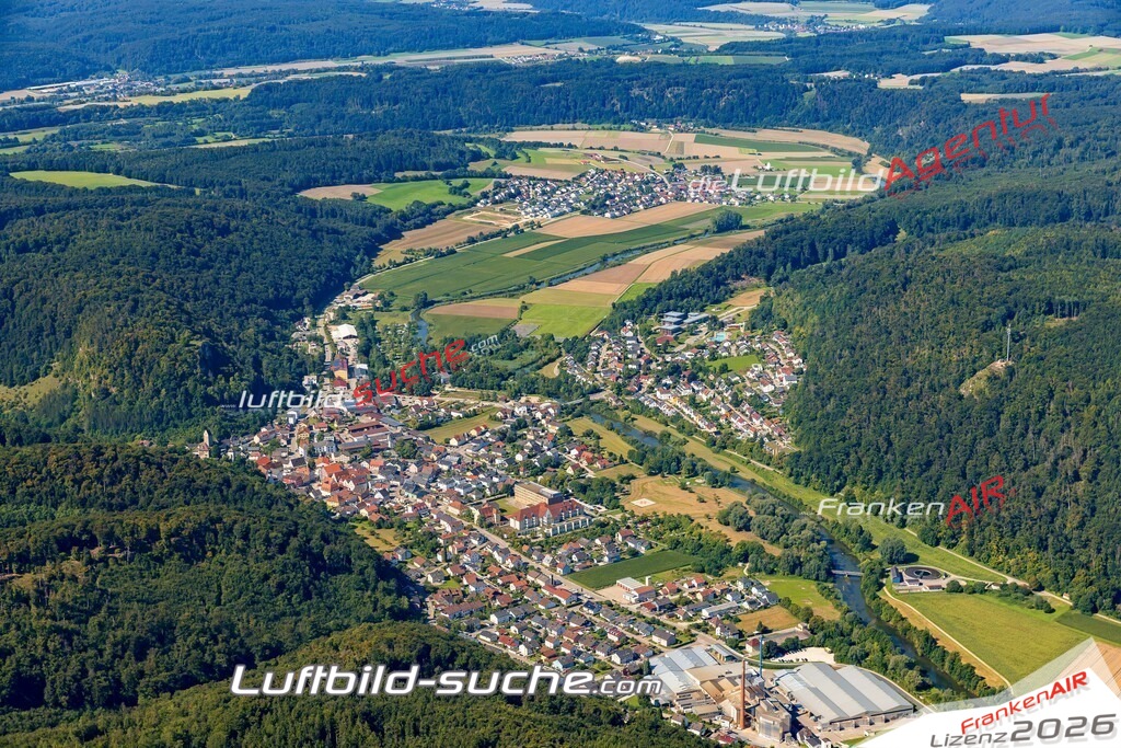 Luftaufnahme der Stadt Kipfenberg - Die Luftaufnahme wurde 2025 vom UL-Flugzeug heraus erstellt ( keine Drohne ) - Hochauflösende Luftaufnahme - für professionelle Ausdrucke geeignet. Die Geschenkidee !Mit Lizenz und Bildrechte bestellbar