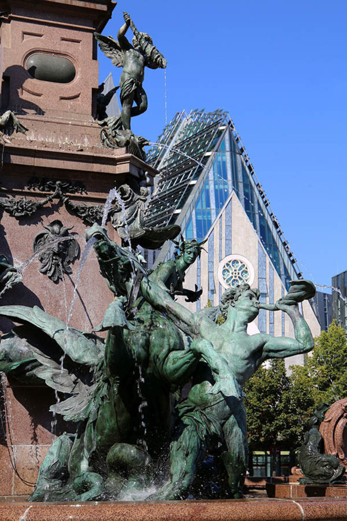 Paulinum - Aula und Universitätskirche St. Pauli - Mendebrunnen | Entdecke über 20 Kategorien Leipzig-Motive: Foto-Downloads, hochwertige Poster, Leinwand- & Fine-Art-Prints. Jetzt Lieblingsfoto im Bildlexikon Leipzig Shop bestellen!