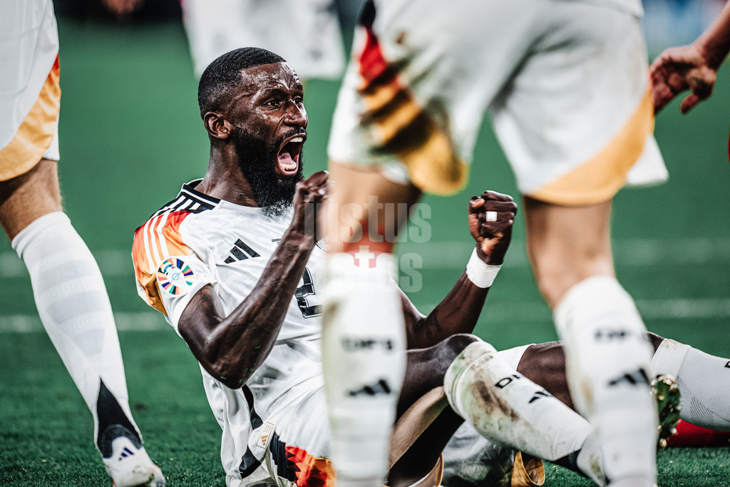 Fußball | Herren | UEFA-Fußball-Europameisterschaft 2024 | Achtelfinale | Deutschland vs. Dänemark | 29.06.2024 | Antonio Rüdiger (#2, Deutschland) jubelt am Boden