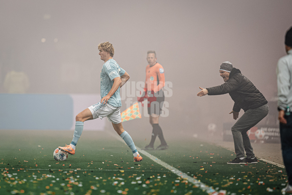 Fußball | Männer | Saison 2025/2026  | Fußball-Bundesliga | 11. Spieltag | FC St. Pauli vs. 1. FC Union Berlin | 23.11.2025 | v.l. Tom Rothe (#15, 1. FC Union Berlin) und Alexander Blessin (Trainer, FC St. Pauli)