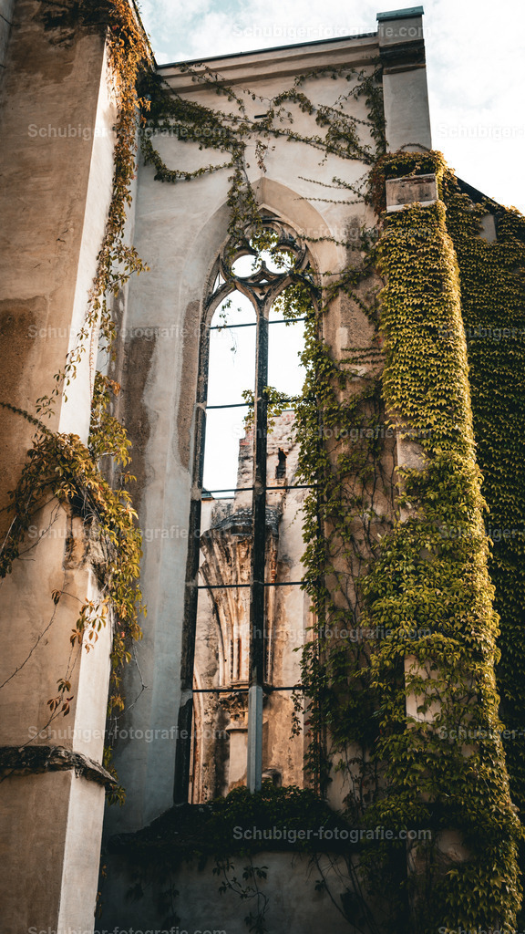 Kirchenruine Wachau | Die Kirchenruine Wachau ist die baulich gesicherte Ruine einer 1867 errichteten und im Zweiten Weltkrieg stark beschädigten neogotischen Kirche im Ortsteil Wachau der Großen Kreisstadt Markkleeberg im Landkreis Leipzig in Sachsen. Sie gehört zur Evangelisch-Lutherischen Kirchgemeinde Probstheida-Störmthal-Wachau und steht unter Denkmalschutz.[1 - Realisiert mit Pictrs.com