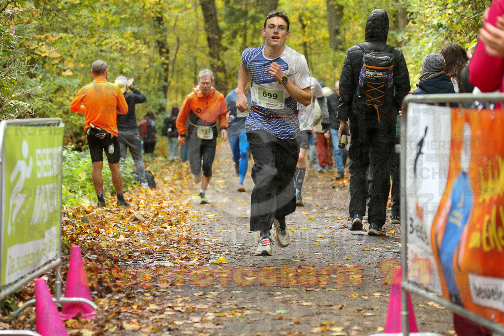 251026_1243_EX1_1149 | Sportfotografie im Rhein-Sieg Kreis, Köln, Bonn, NRW, Rheinland Pfalz, Hessen, etc. Unser Tätigkeitsfeld umfasst den Laufsport vom Volkslauf über den Marathon, Duathlon, Triathon bis zum Ultralauf wie Kölnpfad Ultra oder Schindertrail.