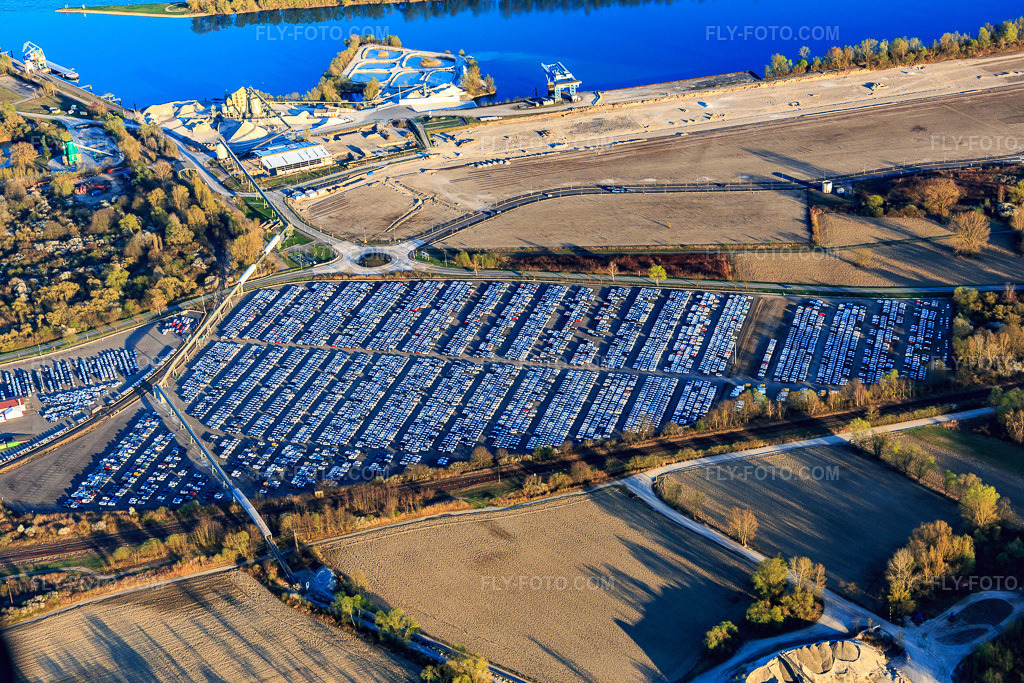 Aerial view: ARCHICUB - Parking area for the import of trucks and cars by Walon in Lauterbourg in the state Bas-Rhin, France. – Photo: IMG_097869.jpg taken on 03/27/2017 by Werner Riehm/FLY-FOTO.com – Resolution of the original: 5472 x 3648 px – Solutions logistiques pour l'industrie: