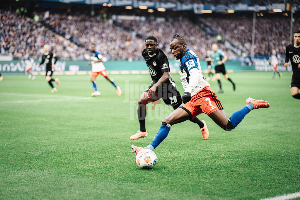 Fußball | Männer | Saison 2025/2026 | 1. Fußball-Bundesliga | 8. Spieltag | Hamburger SV vs. VfL Wolfsburg | 25.10.2025 | Jean-Luc Dompe (#7, HSV) mit einer Flanke