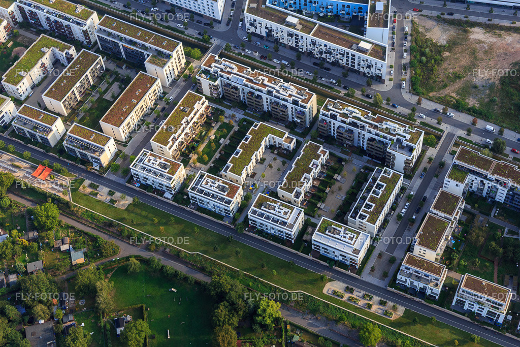 Wohnanlagen WOHNGUT in der Straße Langer Anger https://deutsche-wohnwerte.de/ | Luftbild: Wohnanlagen WOHNGUT in der Straße Langer Anger https://deutsche-wohnwerte.de/ im Ortsteil Bahnstadt in Heidelberg im Bundesland Baden-Württemberg in Deutschland. Foto: IMG_117118.jpg vom 25.08.2019 durch Werner Riehm/FLY-FOTO.de - Realisiert mit Pictrs.com