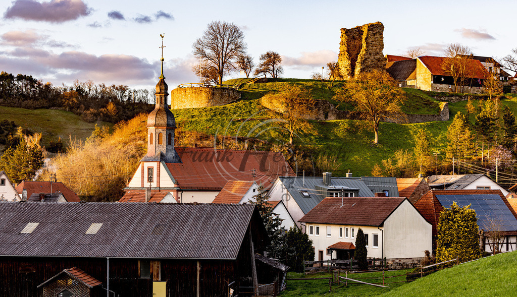 Burg Schweinberg | Burg Schweinberg, auch Schweinburg genannt, ist die Ruine einer mittelalterlichen Spornburg im Ortsteil Schweinberg der Gemeinde Hardheim - Realisiert mit Pictrs.com