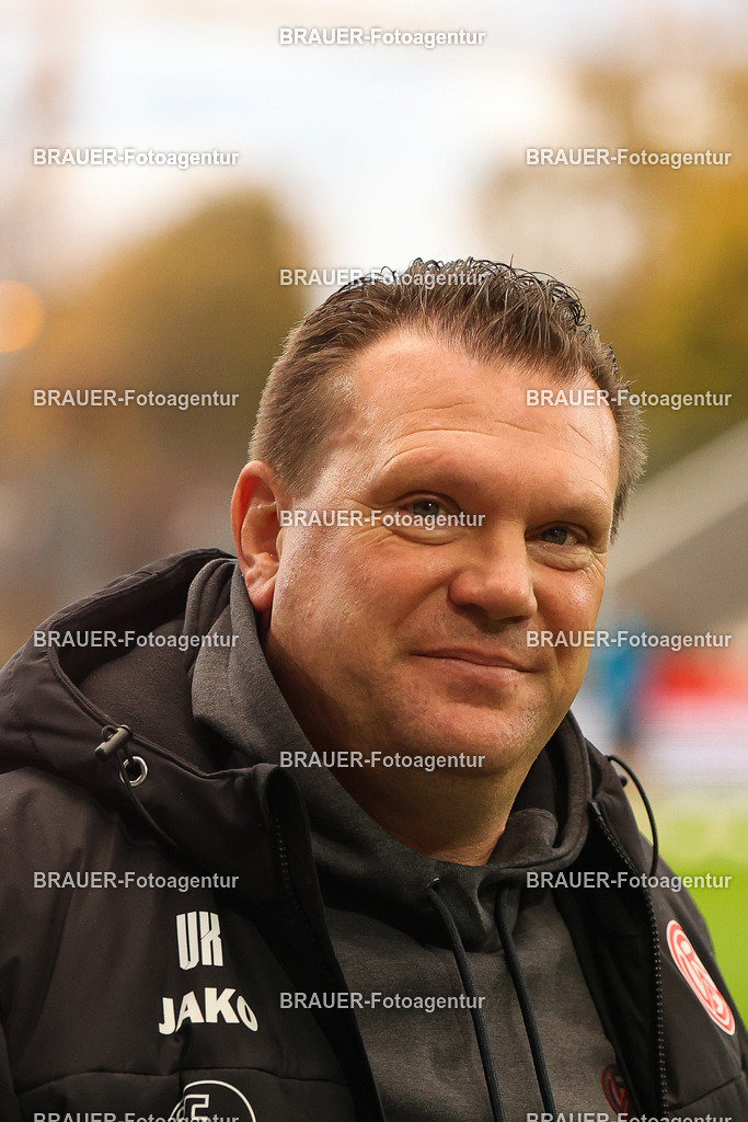 Rot-Weiss Essen - 1.Fc Schweinfurt | Essen, Deutschland, 02.11.2025 Uwe Koschinat (Rot-Weiss Essen) schaut während des 3.Liga Spiels zwischen  Rot-Weiss Essen und 1.Fc Schweinfurt am 02.11.2025 im Stadion an der Hafenstraße in Essen. (Foto von Timo Bluhmki-Schmidt/Brauer Fotoagentur