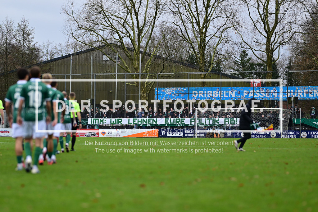 Fußball I Herren I Saison 2025-2026 I Regionalliga Nord I 21. Spieltag I FC St. Pauli II - VfB Lübeck I 32298 | Symbol, Symbolfoto, Symbolbild, Sinnbild, Bildsymbol, Darstellung, Signum, Beispielbild, Musterbild, Referenzbild, Beispielfoto, Stockfoto, Archivaufnahme, Demonstrationsfoto, Vergleichsbild: Banner, Spruchbanner, Spruch, Wir lehnen eure Politik ab! - Realisiert mit Pictrs.com