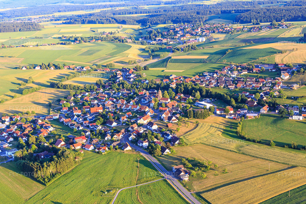 Luftbild: Dorfansicht aus Norden im Ortsteil Mariazell in Eschbronn im Bundesland Baden-Württemberg in Deutschland. Foto: IMG_148712.jpg vom 27.06.2025 durch Werner Riehm/FLY-FOTO.de