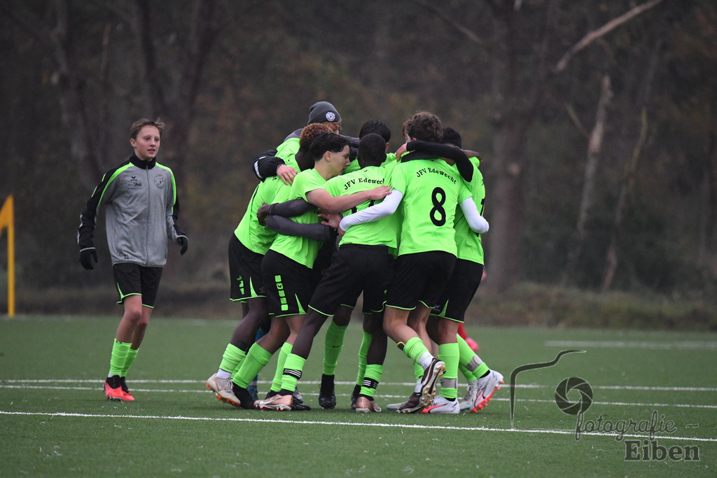 JFV Edewecht-Osnabrücker SC | C-Jugend Landesliga; JFV Edewecht (grün)-Osnabrücker SV (rot) am 18.11.2023; in Edewecht (Sportanlage Göhlenweg), Photo: Philip Eiben 2023 - Realisiert mit Pictrs.com