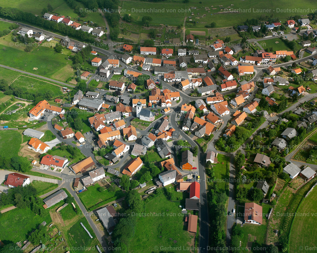 2615863 | BREUNGESHAIN 09.06.2006 Ortsansicht am Rande von landwirtschaftlichen Feldern und Nutzflächen  in Breungeshain im Bundesland Hessen, Deutschland // Village view on the edge of agricultural fields and land  in Breungeshain in the state Hesse, Germany Foto: Gerhard Launer
