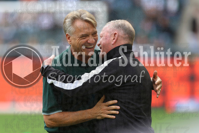 Borussia Mönchengladbach vs SV Werder Bremen - Bundesliga  | Mönchengladbach, Deutschland, 14.09.25:   Trainer Horst Steffen (SV Werder Bremen) und Roland Virkus (Geschäftsführer Sport Borussia Mönchengladbach) begrüßen sich waehrend des Spiels der Bundesliga zwischen Borussia Mönchengladbach vs SV Werder Bremen im Stadion im Borussia Park(Foto von Brauer-Fotoagentur / Adrian Schlueter)