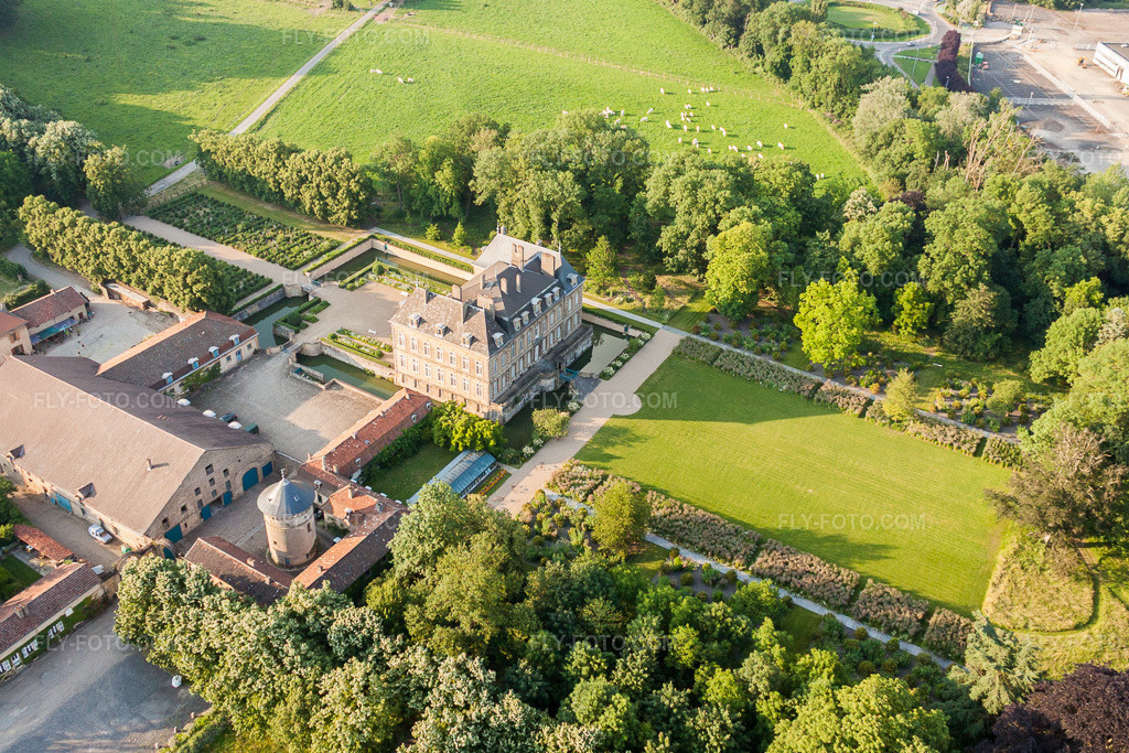 Aerial view: Château La Grange in Manom in the state Moselle, France. – Photo: IMG_29515.jpg taken on 06/26/2010 by Werner Riehm/FLY-FOTO.com – Resolution of the original: 4153 x 2769 px