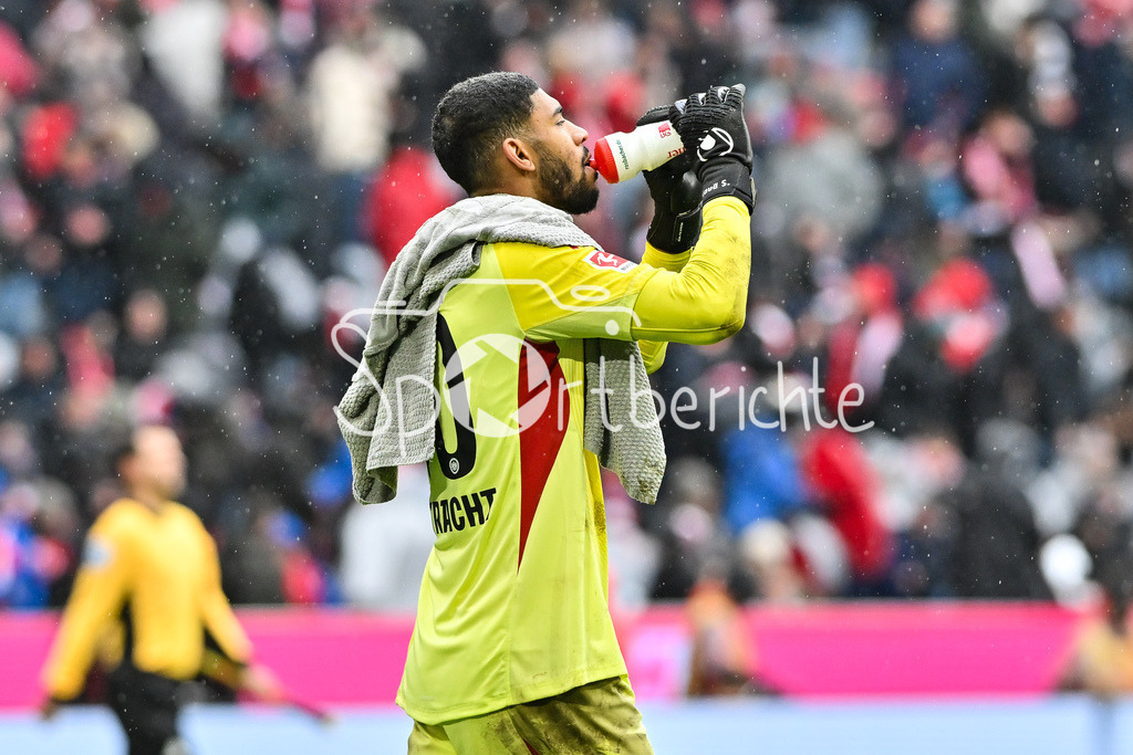 FC Bayern München - Eintracht Frankfurt | MUNICH, GERMANY - 21. FEBRUARY: im Bild ein niedergeschlagener Kaua DOS SANTOS (Eintracht Frankfurt 40) auf dem Weg in die Kabine / Halbzeit während dem Bundesligamatch zwischen dem FC Bayern München und der SG Eintracht Frankfurt am 23. Spieltag in der Allianz Arena / DFL REGULATIONS PROHIBIT ANY USE OF PHOTOGRAPHS AS IMAGE SEQUENCES AND/OR QUASI-VIDEO