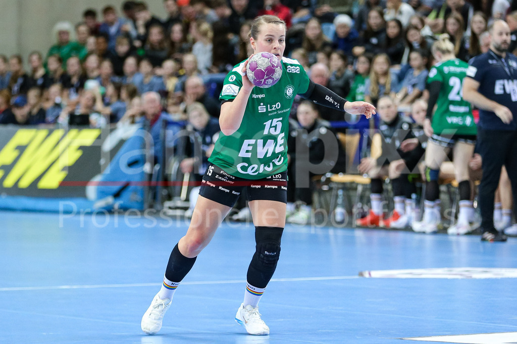 Handball, Bundesliga Frauen, VfL Oldenburg - SG BBM Bietigheim | v.li.: Merle Carstensen (VfL Oldenburg, 15) am Ball, Spielszene, Aktion, Action