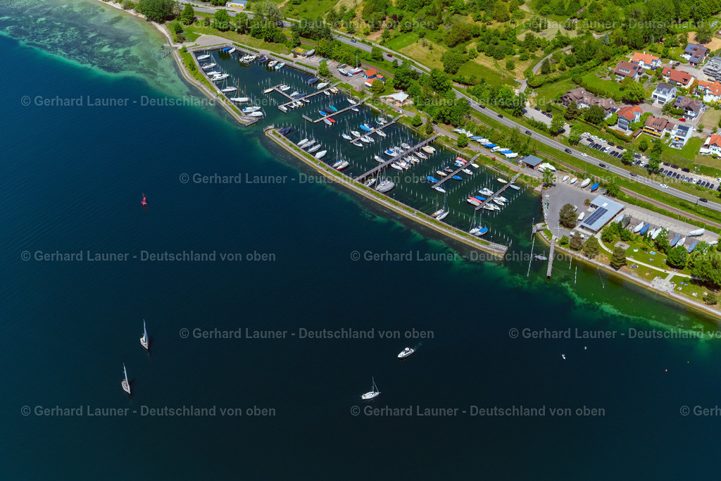 4027600 | ÜBERLINGEN 17.05.2020 Yachthafen mit Sportboot- Anlegestellen und Bootsliegeplätzen am Uferbereich in Überlingen im Bundesland Baden-Württemberg, Deutschland. // Pleasure boat marina with docks and moorings on the shore area in Ueberlingen in the state Baden-Wuerttemberg, Germany. Foto: Gerhard Launer