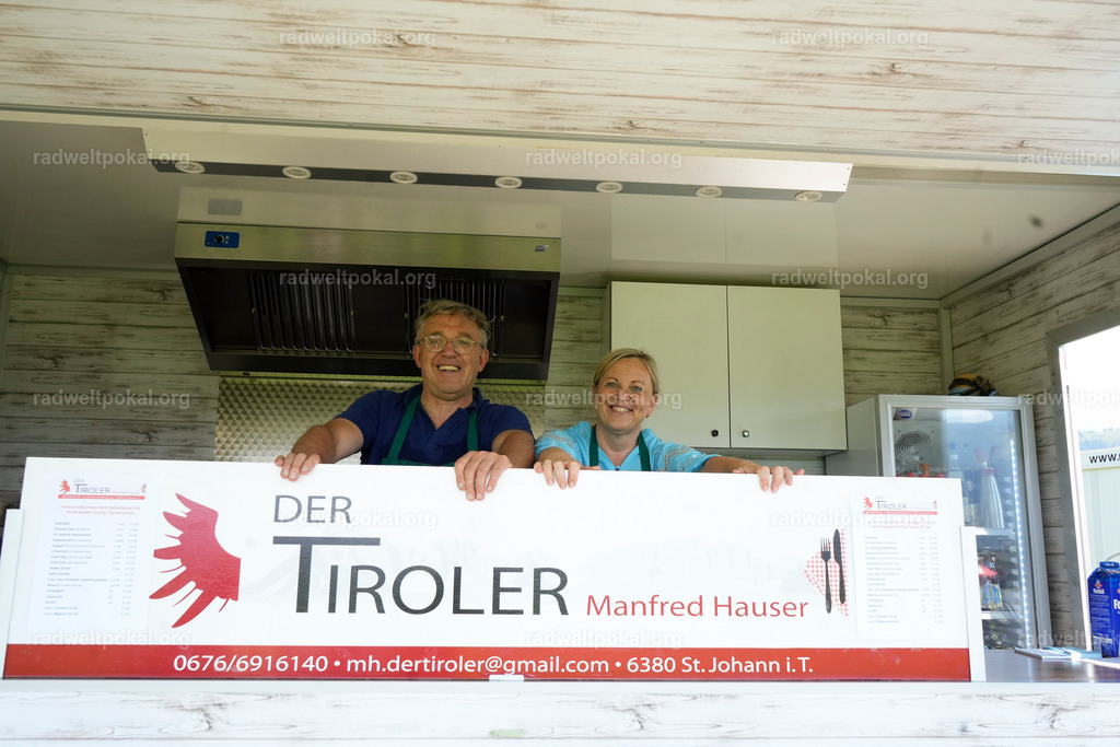 167_20230817_Bewerb_Maenner_Muehlanger | AUT - OESTERREICH, 2023-08-16: SPORT RENNRAD-FAHREN - 55. INTERNATIONALER RADWELTPOKAL IN ST. JOHANN IN TIROL  - Vintage-Radrennen mit WM-Bronze-Medaillen-Siegerin Christina Schweinberger, den Teilnehmer und Alexander Baumann (vom Orginastions-Team) - TAG 2 BEWERB MAENNER IN SECHS GRUPPEN  ; Foto: Roland Muehlanger