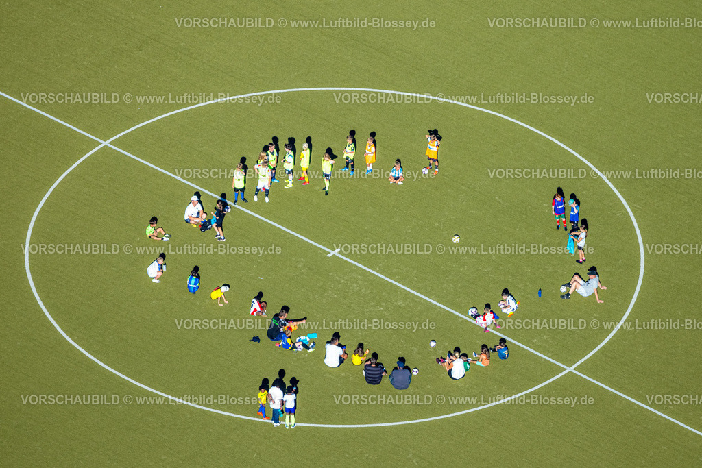 Sprockhoevel240811301Hasslinghausen | Luftbild, Jugendspieler und Jugendspielerinnen beim Sportraining im Mittelkreis, TuS Hasslinghausen 07 e.V. - Sportplatz Landringhauser Weg mit Tribüne, Fußballstadion und Leichtathletikstadion Haßlinghausen, Sprockhövel, Ruhrgebiet, Nordrhein-Westfalen, Deutschland