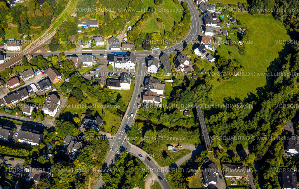 Kirchhundem250811556 | Luftbild, Wohngebiet und Straßenkreuzung Bahnhofsweg mit Heitmicke Viadukt Brücke, Altenhundem, Lennestadt, Sauerland, Nordrhein-Westfalen, Deutschland