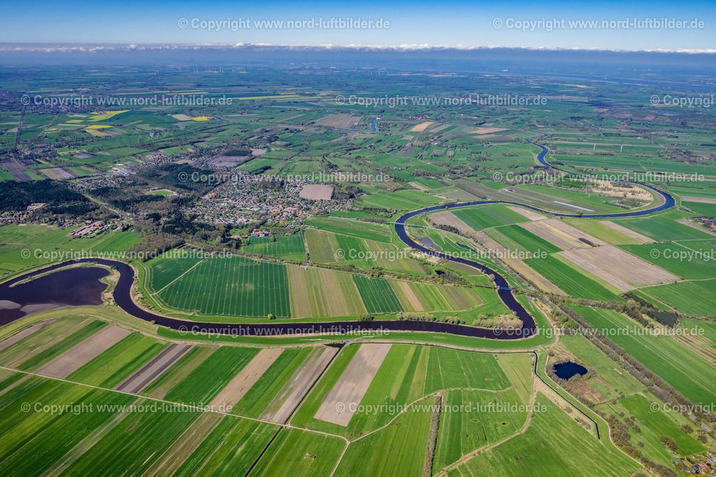 Hechthausen_ELS_0422290423 | HECHTHAUSEN 29.04.2023 Ortsansicht der Straßen und Häuser der Wohngebiete in Hechthausen mit dem dem Fluß " Oste " im Bundesland Niedersachsen, Deutschland. // City view of the streets and houses of the residential areas in Hechthausen with the river " Oste " in the state Lower Saxony, Germany. Foto: Martin Elsen