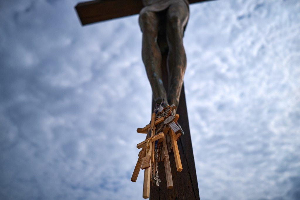 Berg der Kreuze | Litauen - August 19, 2022: Besuch beim Berg der Kreuze, das Wahrzeichen litauischen Glaubens und des Widerstands. - Realisiert mit Pictrs.com