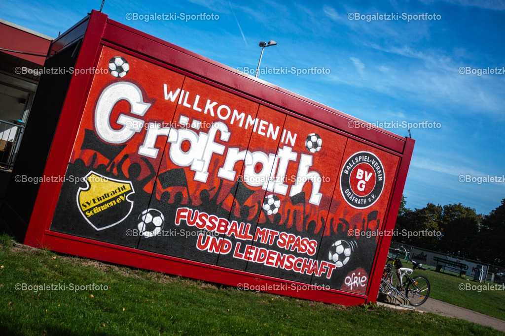 Sportplatz am Lichtturm: Container am Eingang im Jahr 2019 | Sportplatz am Lichtturm: Container am Eingang mit Logos der kooperierenden Vereine BV Gräfrath und EIntracht Solingen im Jahr 2019 - Realisiert mit Pictrs.com