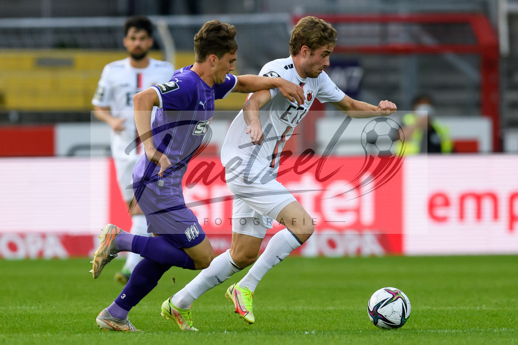 OSNVKO2021090620210906_106 | Fussball, Herren: Florian Kleinhansl (VfL Osnabrueck) und David Philipp (FC Viktoria Koeln) im Zweikampf beim Spiel der 3. Liga zwischen VfL Osnabrueck und FC Viktoria Koeln im Stadion an der Bremer Bruecke am 06.09.2021 in Osnabrueck, Deutschland.DFB / DFL REGULATIONS PROHIBIT ANY USE OF PHOTOGRAPHS AS IMAGE SEQUENCES AND/OR QUASI-VIDEO. - Realisiert mit Pictrs.com