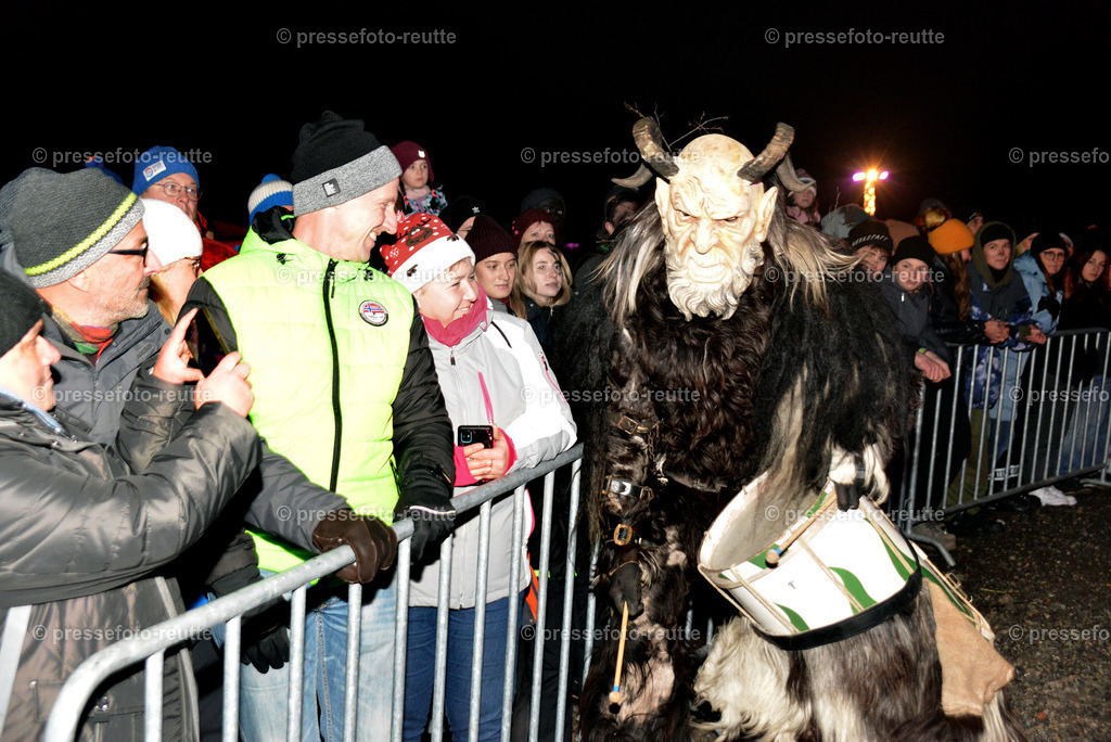 news-2022-Dez03-Krampusumzug-Reutte-WTV_6071 | Info aus dem Bezirk Reutte/Ausserfern Tirol sowie eine umfangreiche Bilddatenbank über die gesamte Region: Lechtal, Talkessel Reutte, Tannheimertal, Zwischentoren. Lech, Plansee, Zugspitze, Grenztunnel, B179, Fernpassstraße, Verkehr, Lawinen, Tradition, - Realisiert mit Pictrs.com