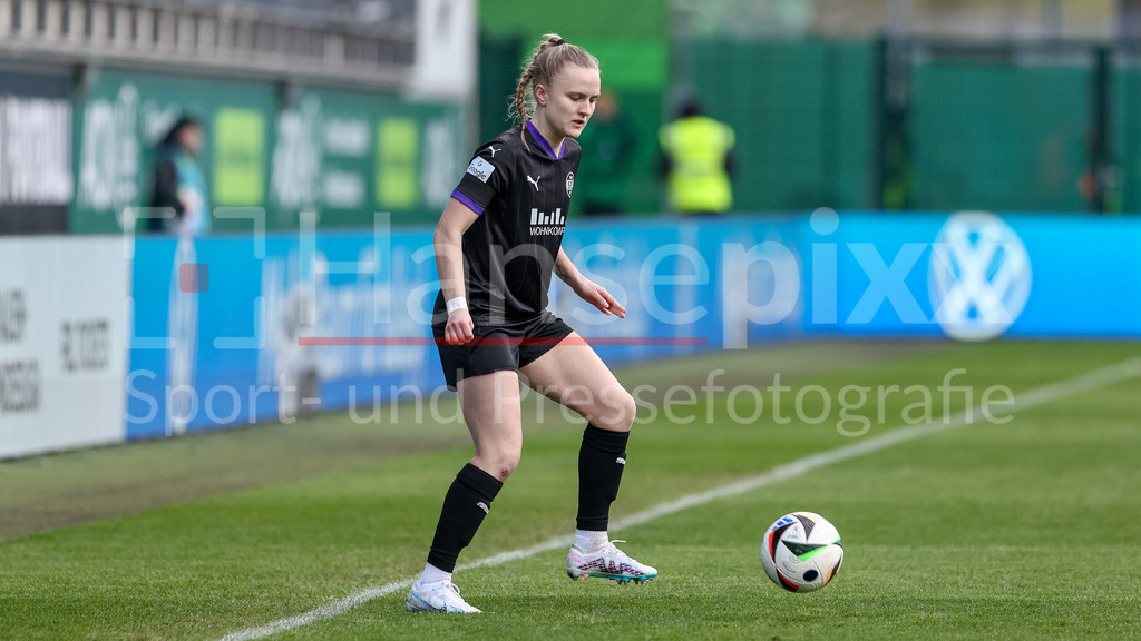 Fussball, Google Pixel Frauen-Bundesliga, VfL Wolfsburg - SGS Essen | v.li.: Paula Flach (SGS Essen, 5) am Ball, Freisteller, Einzelbild, Ganzkörper, Aktion, Action, Spielszene, DIE DFB-RICHTLINIEN UNTERSAGEN JEGLICHE NUTZUNG VON FOTOS ALS SEQUENZBILDER UND/ODER VIDEOÄHNLICHE FOTOSTRECKEN. DFB REGULATIONS PROHIBIT ANY USE OF PHOTOGRAPHS AS IMAGE SEQUENCES AND/OR QUASI-VIDEO.