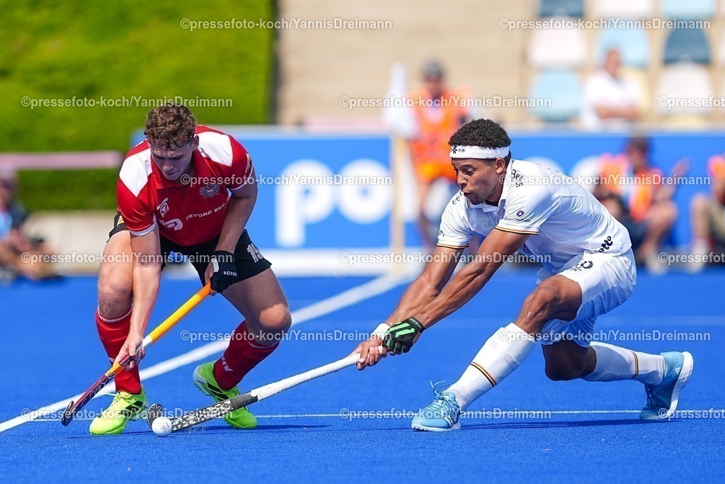 xydrx09082501039 | 09.08.2025, xydrx, Herren EuroHockey Championship 2025, Gruppenphase, Gruppe a, Belgien - Österreich, Sparkassenpark Mönchengladbach: Maximilian Kelner (AUT #19) im Zweikampf gegen Nelson Onana (BEL #30)