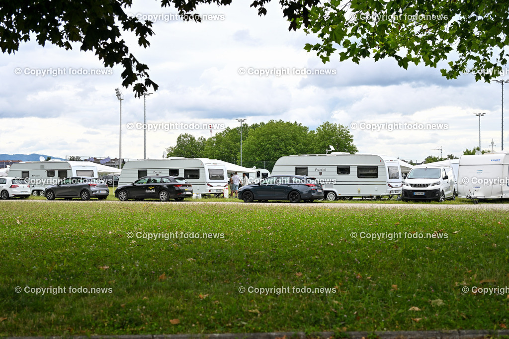 Traun_ Roma_ Sinti_ Camping_ 05.07.2024-6 | 05.07.2024, Traun, AUT, Stadion Traun, Gruenflaeche, im Bild Campingflaeche, Wohnwagen, Roma, Sinti, Camping, Durchreiseplatz