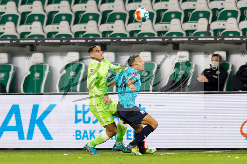 WOBFUE20220206_054 | Fussball, Herren: Maxence Lacroix (VfL Wolfsburg) und Jamie Leweling (SpVgg Greuther Fuerth) im Zweikampf bei dem Spiel der 1. Bundesliga zwischen VfL Wolfsburg und SpVgg Greuther Fuerth in der Volkswagen Arena am 06.02.2022 in Wolfsburg, Deutschland.DFB / DFL REGULATIONS PROHIBIT ANY USE OF PHOTOGRAPHS AS IMAGE SEQUENCES AND/OR QUASI-VIDEO. - Realisiert mit Pictrs.com