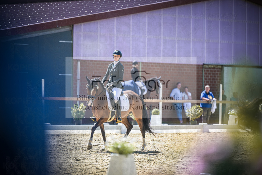 DOS_9915 | Entdecke hochwertige Reitturnierfotos von Foto Oger. Professionell, emotional und authentisch – jetzt Lieblingsmomente im Shop bestellen.Deutschlandweite Turnierfotografie. - Realisiert mit Pictrs.com