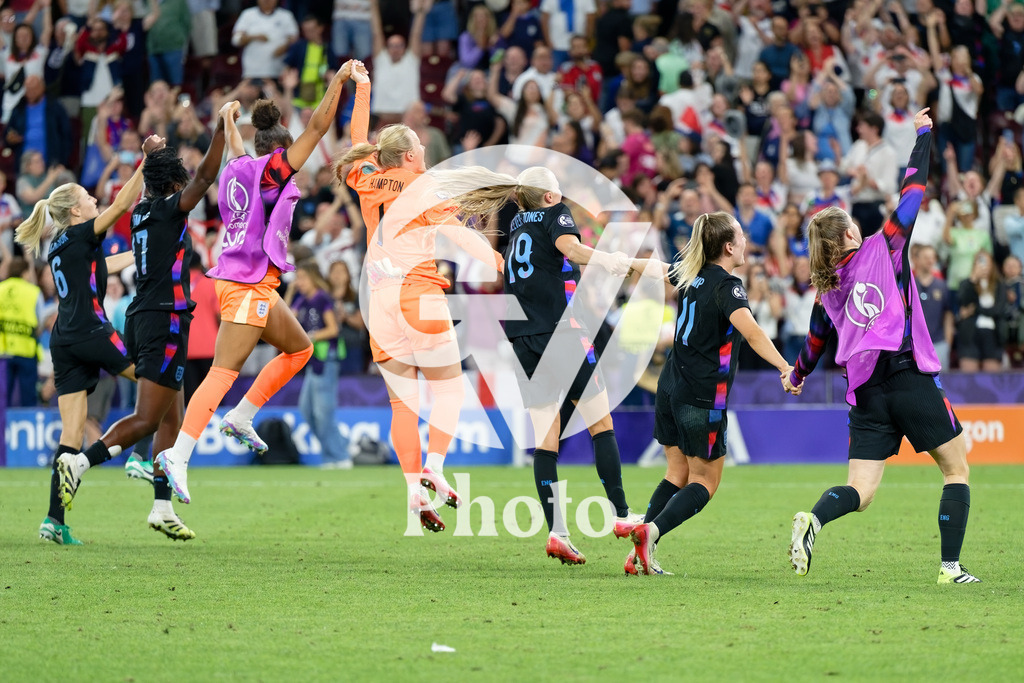 England v Italy - UEFA Women's EURO 2025 Semi-Final | GENEVA, SWITZERLAND - JULY 22:  England team celebrates after winning during the UEFA Women's EURO 2025 Semi-Final match between England and Italy at Stade de Geneve on July 22, 2025 in Geneva, Switzerland. (Photo by Giuseppe Velletri/Sports Press Photo/Getty Images)