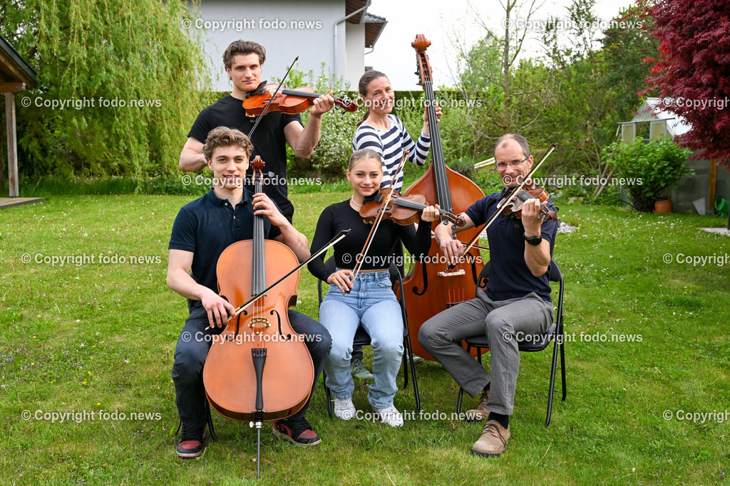 Ronald Ecker_ Prakt. Arzt Marchtrenk_ 07.05.2023-3 | 07.05.2023, Marchtrenk, AUT, Ronald Ecker, im Bild Ronald Ecker (Prakt. Arzt) mit Familie - Nikolaus (17), Thomas (19), Bettina (15), Veronika 43, Gattin)