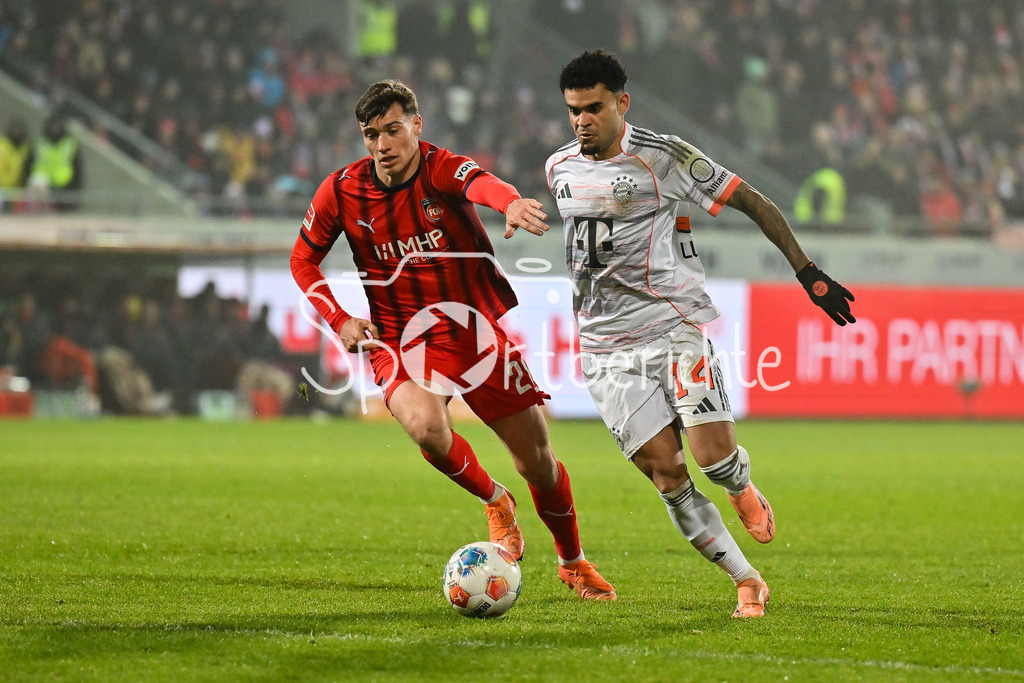 1. FC Heidenheim - FC Bayern München | HEIDENHEIM, GERMANY - 21. DECEMBER: im Duell Luca KERBER (1. FC Heidenheim 20) und Luis DIAZ (FC Bayern Munich 14) während dem Bundesligamatch zwischen dem 1. FC Heidenheim und dem FC Bayern München am 15. Spieltag in der Voith-Arena / DFL REGULATIONS PROHIBIT ANY USE OF PHOTOGRAPHS AS IMAGE SEQUENCES AND/OR QUASI-VIDEO